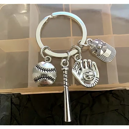 Keyring Silver: Glove, bat, ball, cap