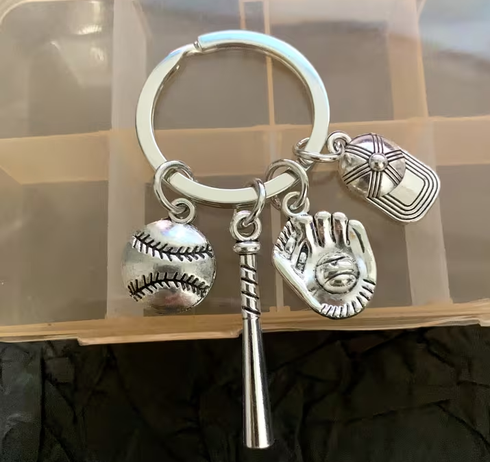 Keyring Silver: Glove, bat, ball, cap